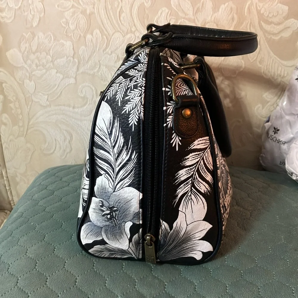 Anushka zip around satchel Cleopatra’s leopard - Picture 3 of 16